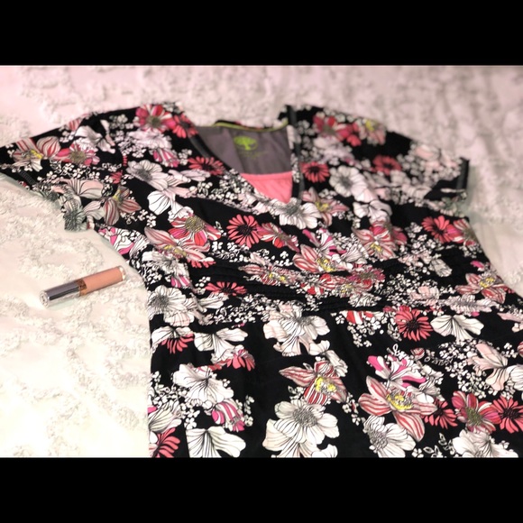 Top Scrub - Picture 1 of 4